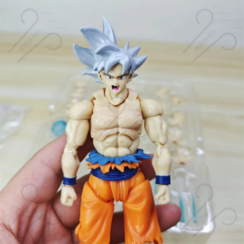 Bandai 16cm SHF Silver Hair Son Goku Ultra - Image 4